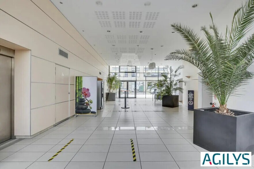 Local d’activités dans Les Ulis à louer - Hall d’entrée – Image 2 sur 8