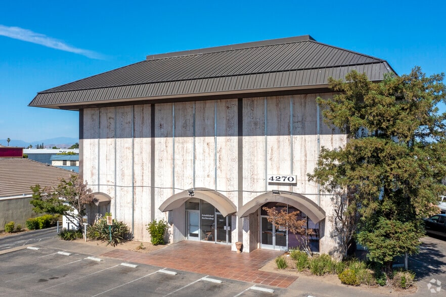 4270 N Blackstone Ave, Fresno, CA à vendre - Photo de l’immeuble – Image 2 sur 28