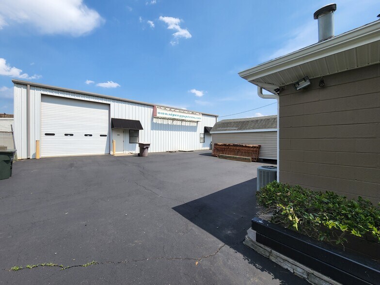 1111 Willowbrook Dr, Greensboro, NC à vendre - Photo de l’immeuble – Image 2 sur 16