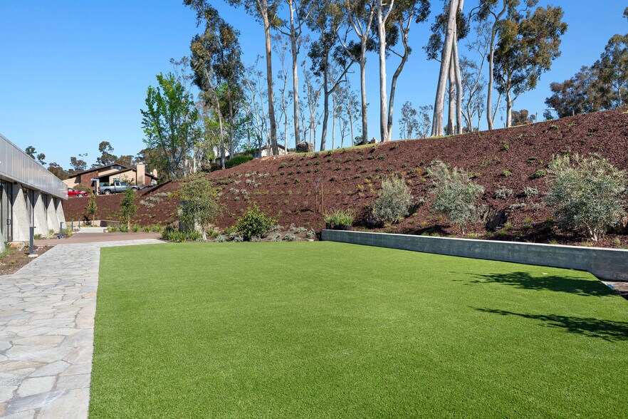 10200 Willow Creek Rd, San Diego, CA à louer - Photo de l’immeuble – Image 3 sur 10