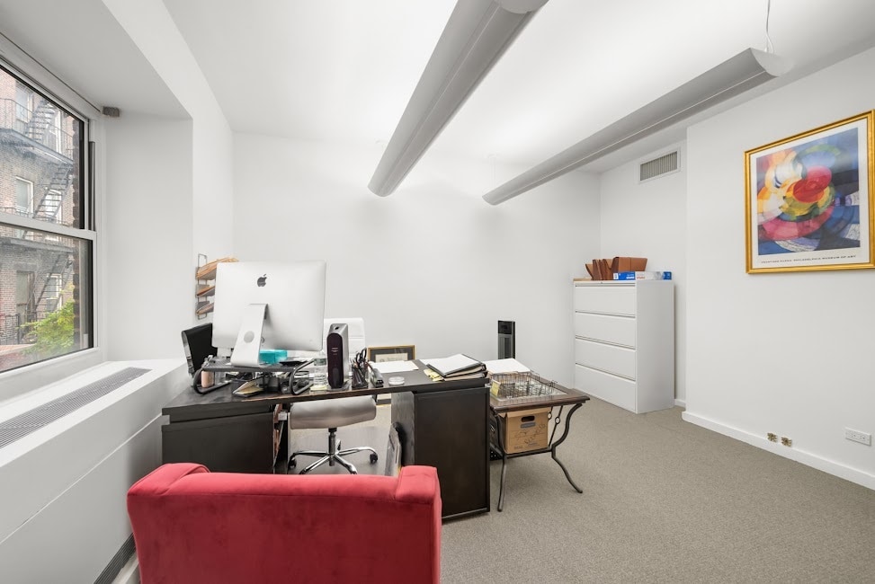 215 E 58th St, New York, NY à louer Photo de l’immeuble– Image 1 sur 4