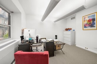 215 E 58th St, New York, NY à louer Photo de l’immeuble– Image 1 sur 4