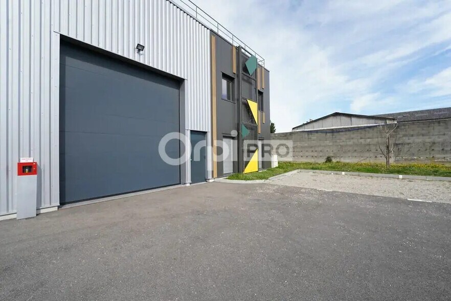 Local d’activités dans Saint-Priest à louer - Photo de l’immeuble – Image 3 sur 8