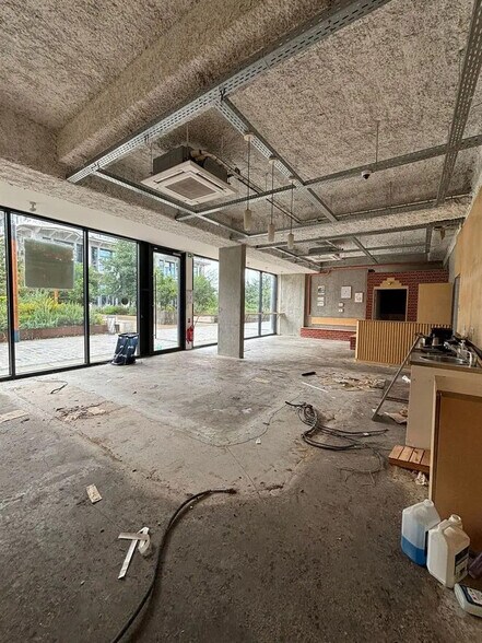 Local commercial dans Pantin à louer - Photo de l’immeuble – Image 1 sur 3