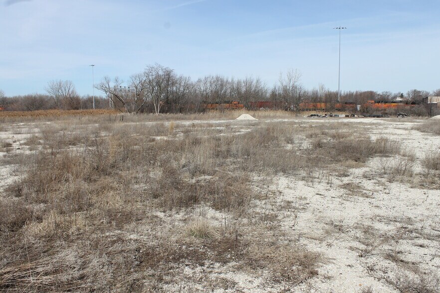 1002 Old Eola Rd, Aurora, IL à vendre - Photo de l’immeuble – Image 2 sur 4