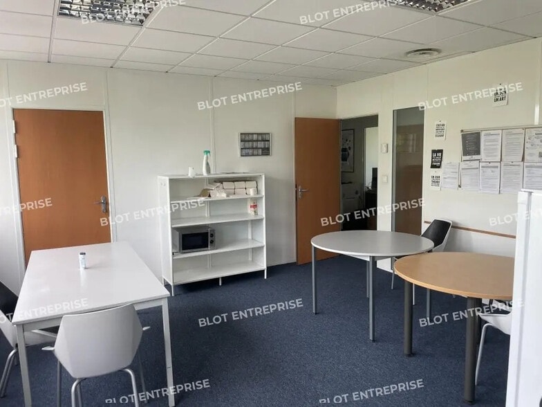 Bureau dans Bruz à louer - Photo de l’immeuble – Image 1 sur 8