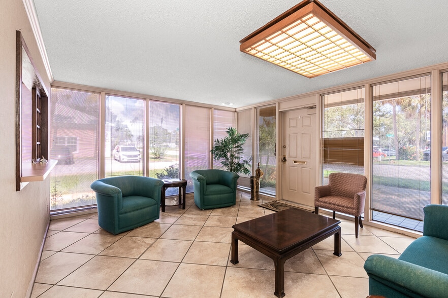 2165 15th Ave, Vero Beach, FL à louer - Hall d’entrée – Image 3 sur 17