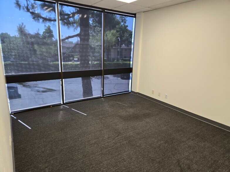 601 W Foothill Blvd, Claremont, CA à louer - Photo de l’immeuble – Image 3 sur 3