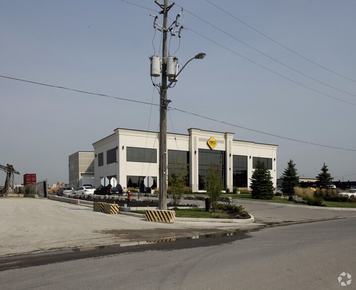 8 Cadetta Rd, Brampton, ON à louer - Photo de l’immeuble – Image 2 sur 2