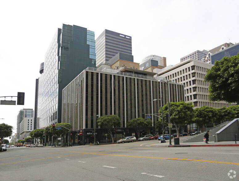 700 Wilshire Blvd, Los Angeles, CA à louer - Photo de l’immeuble – Image 3 sur 6