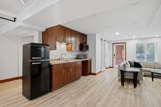 411 W Wisconsin Ave, Oconomowoc, WI à louer Photo intérieure– Image 1 sur 11