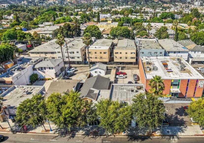 7541-7549 Santa Monica Blvd portefeuille de 3 biens à vendre sur LoopNet.fr - Photo de l’immeuble – Image 2 sur 4