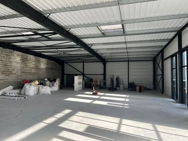 Local d’activités dans Sainte-Eulalie à louer - Photo intérieure – Image 3 sur 5