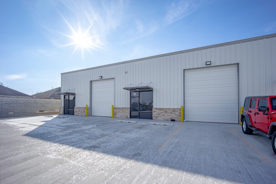 220 N Chisholm Trail Way, Mustang, OK à louer - Photo de l’immeuble – Image 2 sur 29
