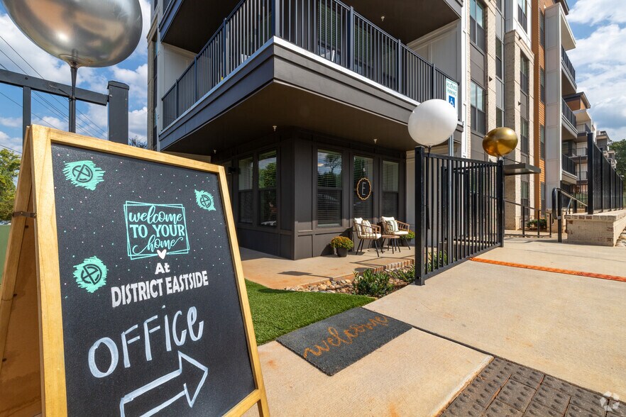 2702 Pelham Rd, Greenville, SC à louer - Photo de l’immeuble – Image 3 sur 11