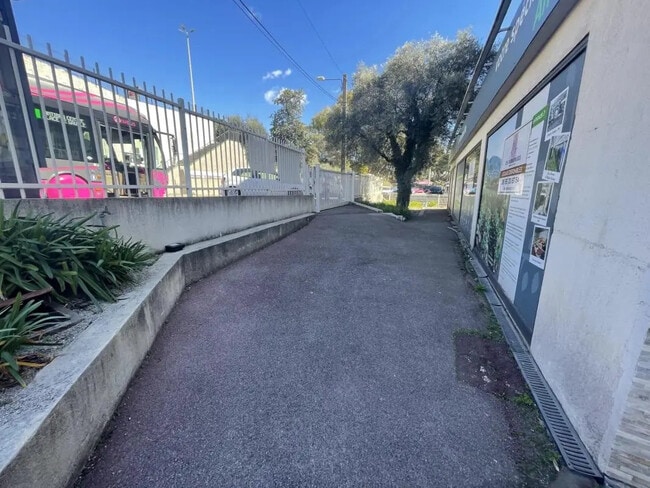 Plus de détails pour Local commercial à louer