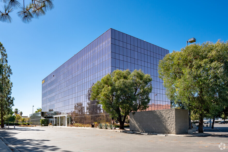 2550 N Hollywood Way, Burbank, CA à louer - Photo de l’immeuble – Image 3 sur 8