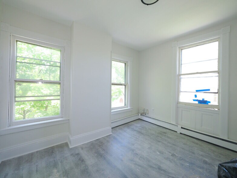 247 Grand St, Newburgh, NY à vendre - Photo de l’immeuble – Image 3 sur 49