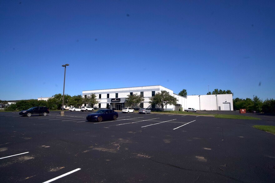 6352 Airway Dr, Indianapolis, IN à vendre - Photo de l’immeuble – Image 1 sur 29