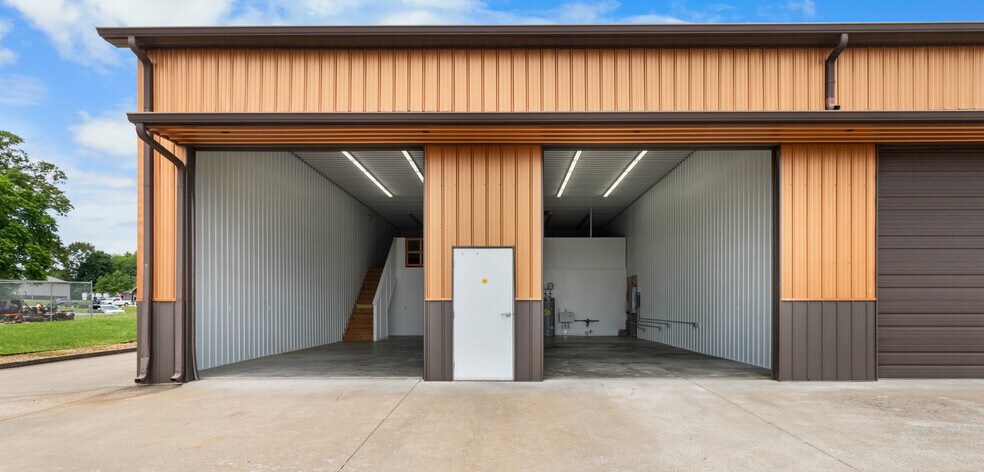 219 Industrial Dr, Clarksville, TN à louer - Photo de l’immeuble – Image 2 sur 69