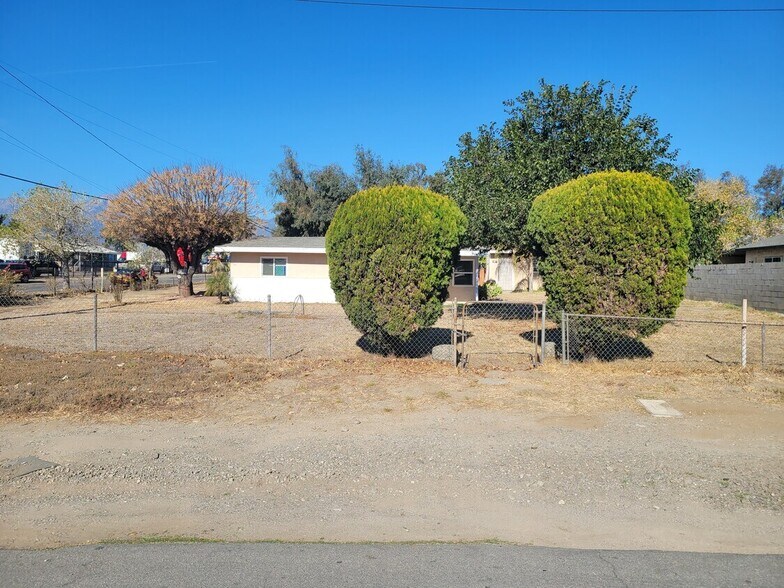 15114 Washington Dr, Fontana, CA à vendre - Photo de l’immeuble – Image 3 sur 4
