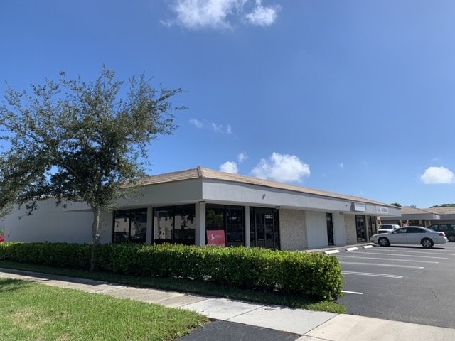 1249 10th St, Lake Park, FL à louer - Photo de l’immeuble – Image 2 sur 17