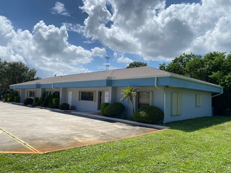2179 Julian Avenue Unit B, Palm Bay, FL à vendre - Photo principale – Image 1 sur 8