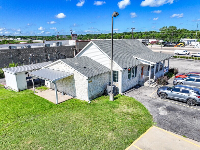420 N I 35 E, Lancaster, TX à louer - Photo de l’immeuble – Image 2 sur 8