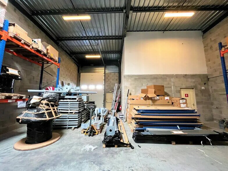 Local d’activités dans Chassieu à louer - Photo de l’immeuble – Image 3 sur 3