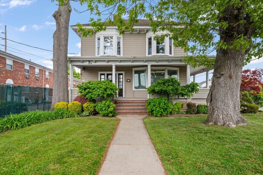 154 Franklin Pl, Woodmere, NY à louer - Photo de l’immeuble – Image 1 sur 11