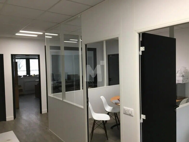 Local d’activités dans Évry-Courcouronnes à louer - Photo de l’immeuble – Image 2 sur 7