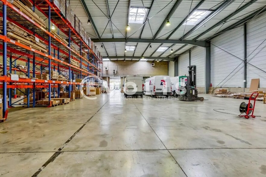 Local d’activités dans Saint-Thibault-des-Vignes à louer - Photo de l’immeuble – Image 2 sur 3