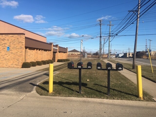 16129 Common Rd, Roseville, MI à louer - Photo de l’immeuble – Image 3 sur 5