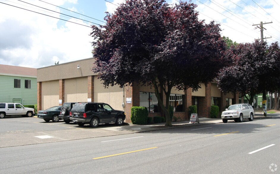 2900 SE Stark St, Portland, OR à louer - Photo de l’immeuble – Image 2 sur 3