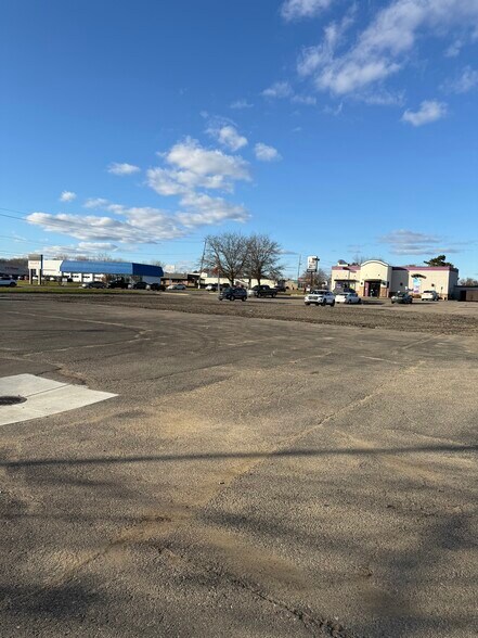 3393 S Linden Rd, Flint, MI à louer - Photo de l’immeuble – Image 3 sur 4