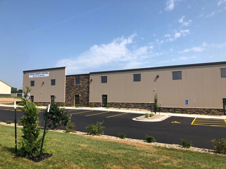 681 NE Jefferson St, Blue Springs, MO à louer - Photo de l’immeuble – Image 3 sur 4