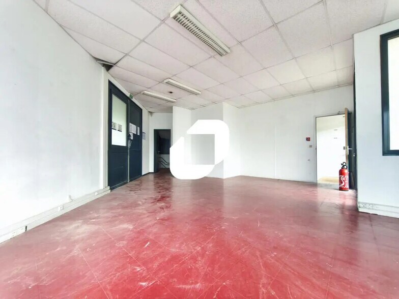 Local d’activités dans Créteil à louer - Photo de l’immeuble – Image 2 sur 17