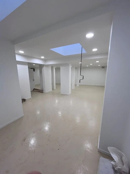 Local commercial dans Paris à louer - Photo de l’immeuble – Image 1 sur 2