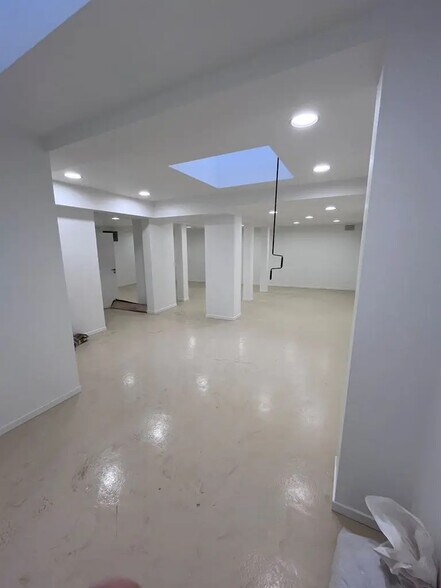 Local commercial dans Paris à louer - Photo intérieure – Image 1 sur 2