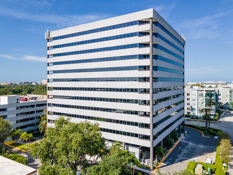 2203 N Lois Ave, Tampa, FL à louer - Photo de l’immeuble – Image 1 sur 10