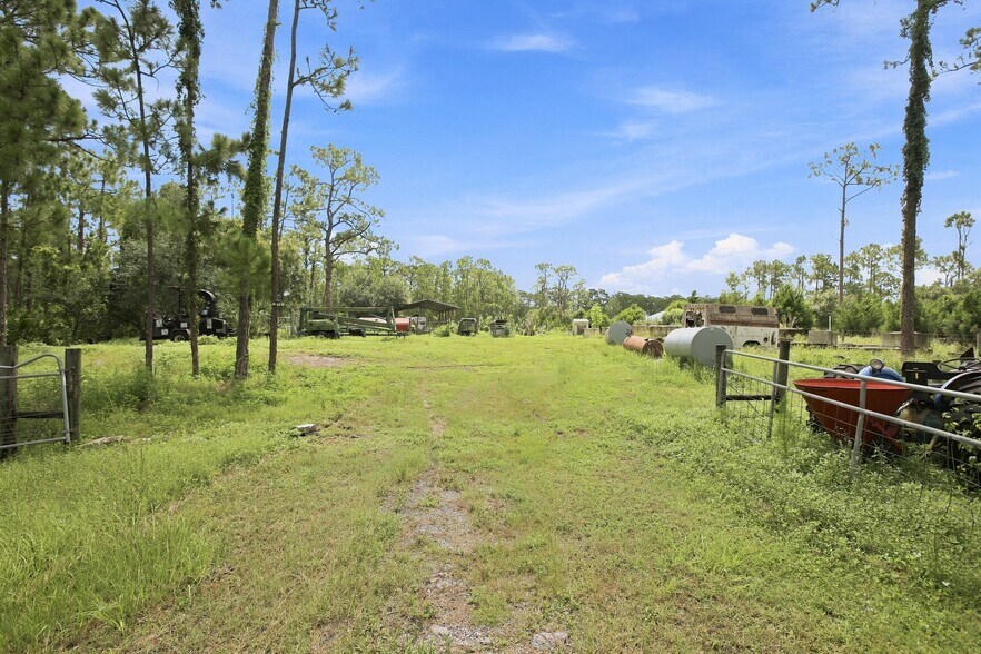8146 Tropicaire Blvd, North Port, FL à vendre - Photo de l’immeuble – Image 2 sur 23