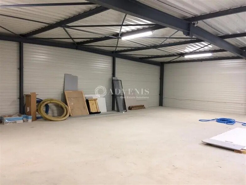 Local d’activités dans La chaussee St Victor à louer - Photo de l’immeuble – Image 2 sur 4