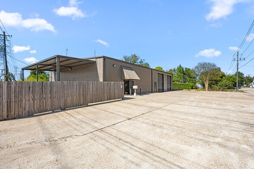 2017 Lee Dr, Baytown, TX à louer - Photo de l’immeuble – Image 1 sur 26