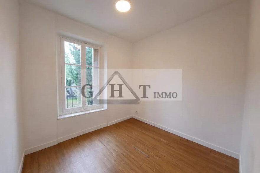 Local commercial dans Saint-Maur-des-Fossés à louer - Photo de l’immeuble – Image 3 sur 12