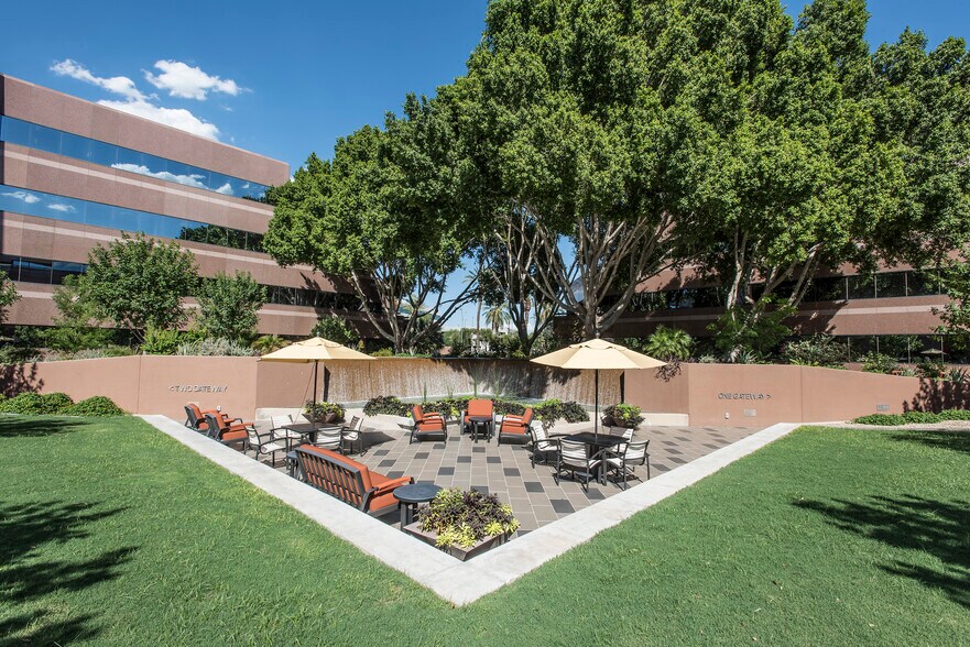 426 N 44th St, Phoenix, AZ à louer - Photo de l’immeuble – Image 3 sur 16