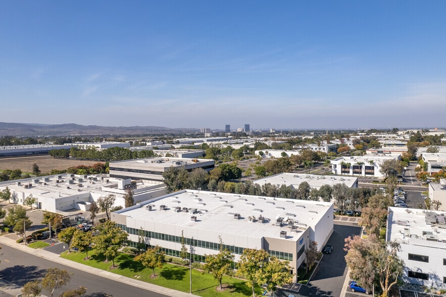 3 Goodyear, Irvine, CA à louer - Aérien – Image 2 sur 7