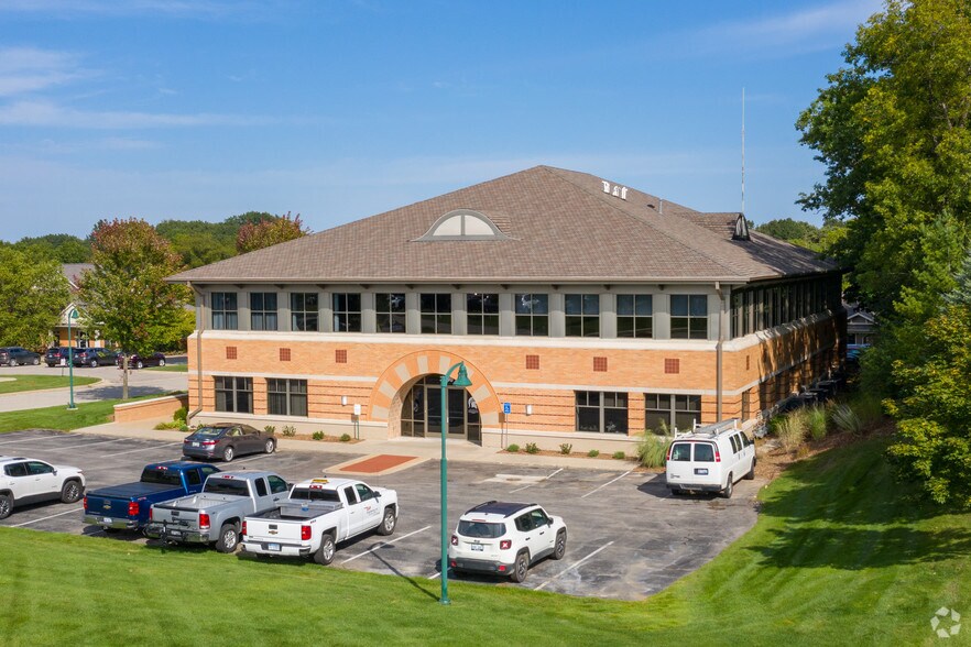 3300 Eagle Run Dr NE, Grand Rapids, MI à louer - Photo principale – Image 1 sur 19