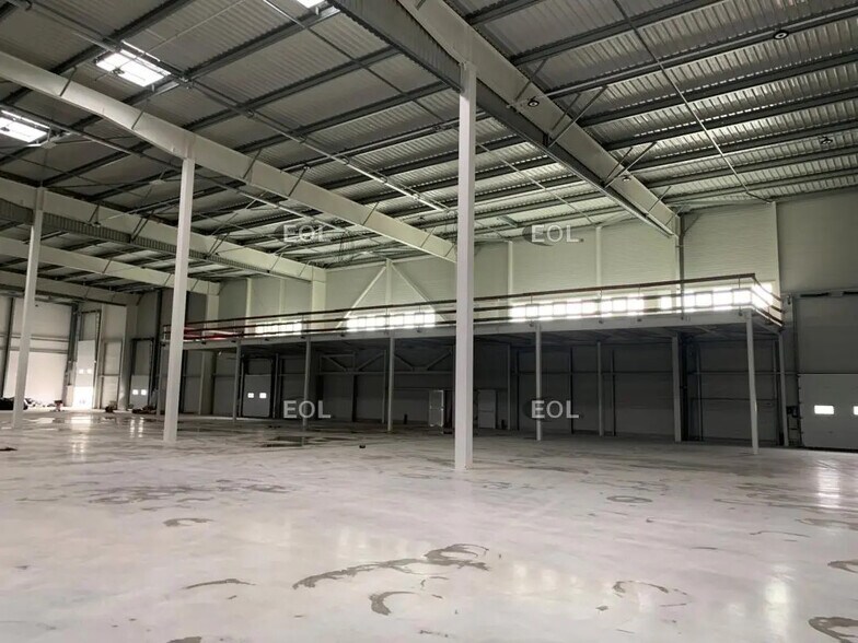 Industriel/Logistique dans PLAN-D'ORGON à louer - Photo de l’immeuble – Image 1 sur 2