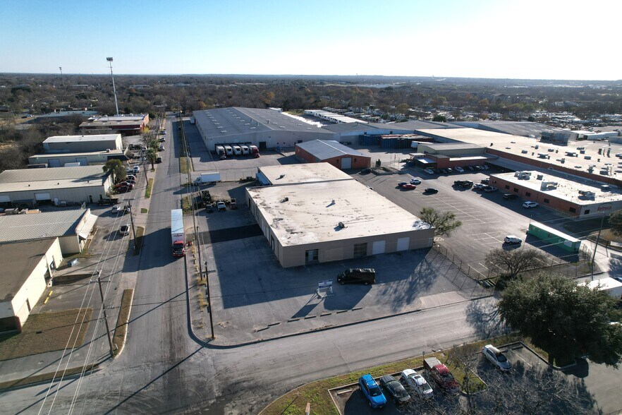 4254-4258 Director Dr, San Antonio, TX à vendre - Photo de l’immeuble – Image 3 sur 6