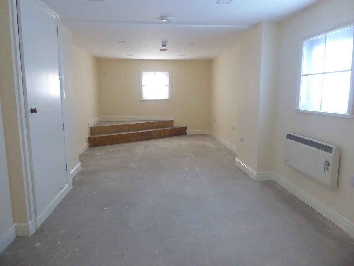 4 London Rd, Crowborough, ESX TN6 2TT - Lot 1 & 2 - - Photo intérieure - Image 2 of 3